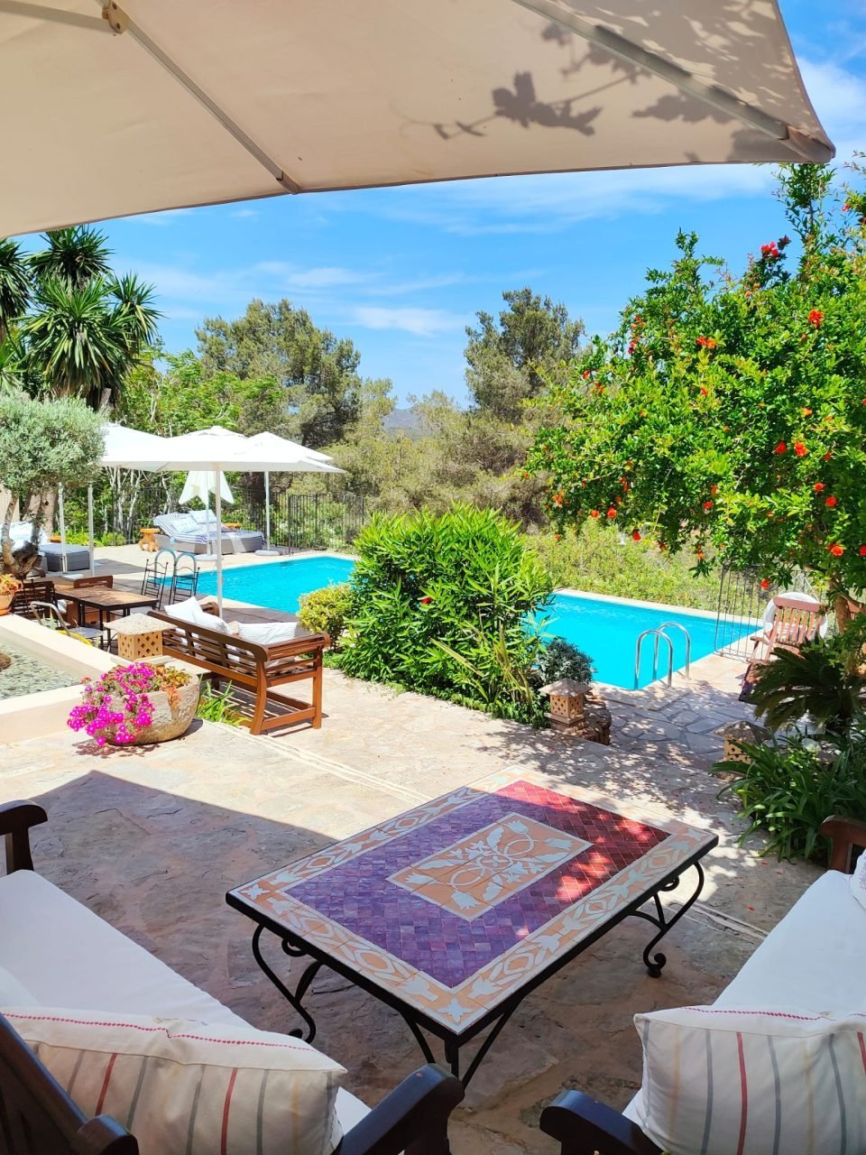 Fachada de piedra de la casa payesa del siglo XV, hoy hotel boutique Can Pardal en Sant Miquel de Balansat, norte de Ibiza